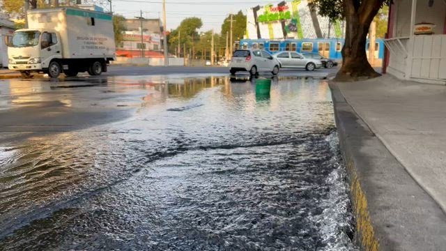 Coyoacán: miles de litros de agua se desperdician, debido a una fuga en Emiliano Zapata