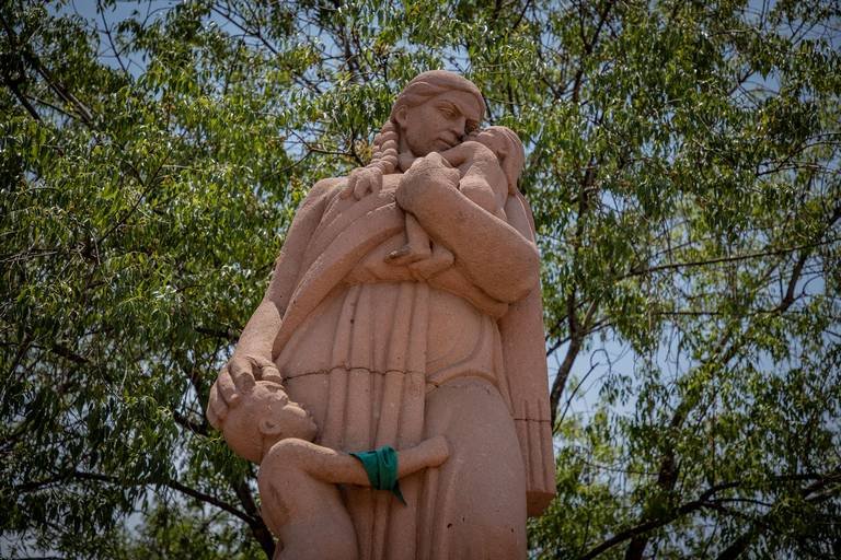 El monumento a la madre, inapreciable en medio de la desolación en La Plaza Carrillo