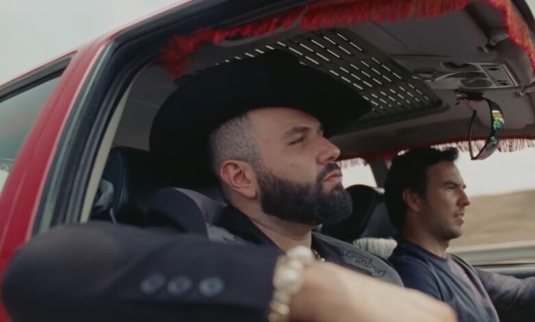 “Checo”, en modo taxista, aparece en nuevo video de Carín León