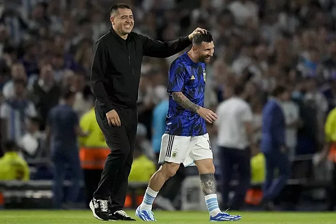 Riquelme confiesa que Messi desea seguir jugando en La Bombonera los partidos de la Selección Argentina