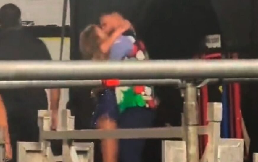 Taylor Swift besó a Travis Kelce tras concierto en Argentina