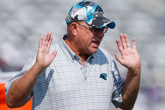 NFL castiga al dueño de los Panthers con $300 mil dólares por aventarle bebida a fan de Jaguars