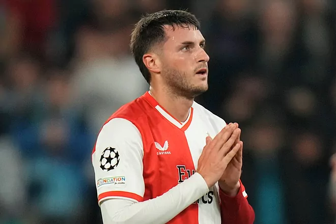 Santi Giménez criticado tras fallar un nuevo penal con el Feyenoord
