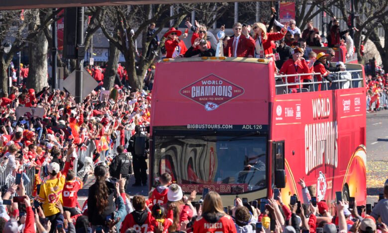 La ciudad de Kansas City se tiñe de rojo para celebrar otro título del Super Bowl de los Chiefs