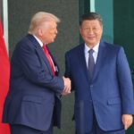 "Un giro en la política comercial: Trump aprueba un ajuste significativo en las tarifas para China después de una histórica reunión con Xi Jinping"
