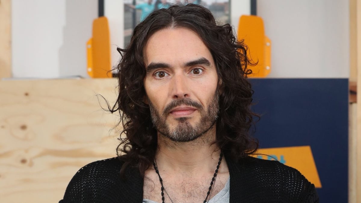 Russell Brand agrega a su lista dos nuevas acusasiones por delitos sexuales