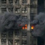 Emergencia resuelta: 144 personas localizadas después del devastador incendio en Hong Kong, pero la búsqueda sigue siendo intensiva para encontrar a los 150 desaparecidos restantes.